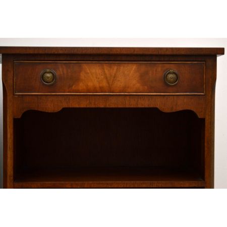 Antiker kleiner Beistelltisch 2 Etagen kleiner Holztisch mit Messinggriffen Mahagoni Tisch