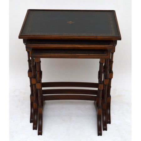 Antikes Nest of tables mit Leder bezogen