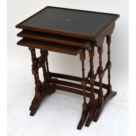 Antikes Nest of tables mit Leder bezogen