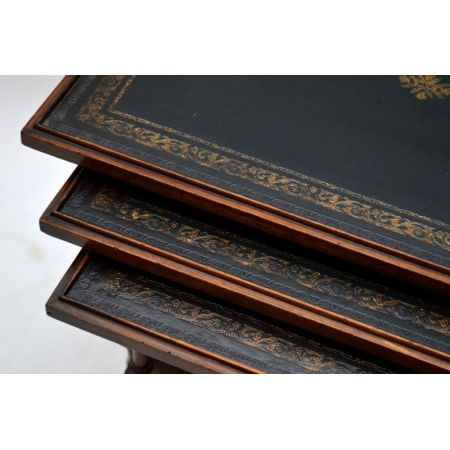 Antikes Nest of tables mit Leder bezogen