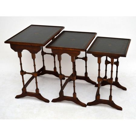 Antikes Nest of tables mit Leder bezogen