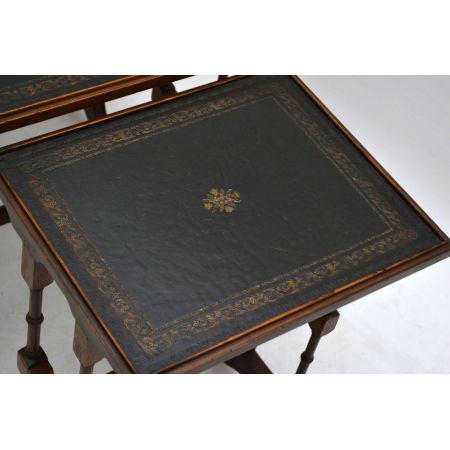 Antikes Nest of tables mit Leder bezogen