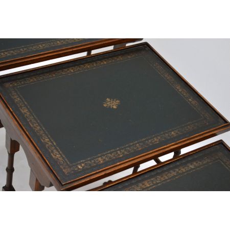 Antikes Nest of tables mit Leder bezogen