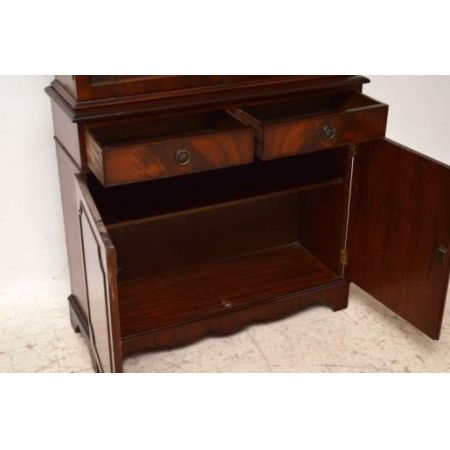 Two door bookcase  in gregorianischem Stil, zweiteilig.