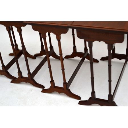 Antikes Nest of Tables 4 kleine Tische