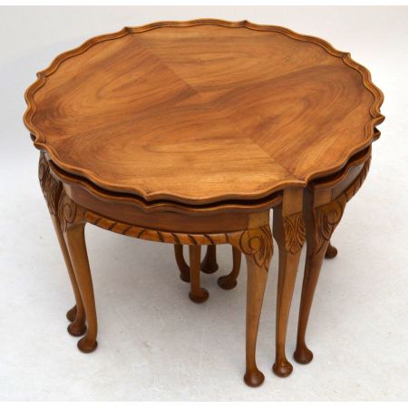 Rundes Nest of Tables antik aus Nussbaum