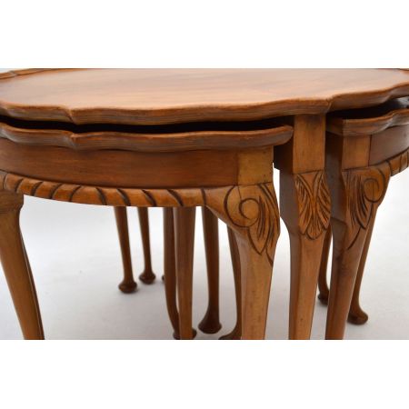 Rundes Nest of Tables antik aus Nussbaum