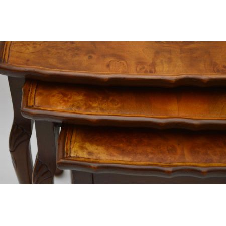 Antiker Nussbaum Nest 3er Tisch Set