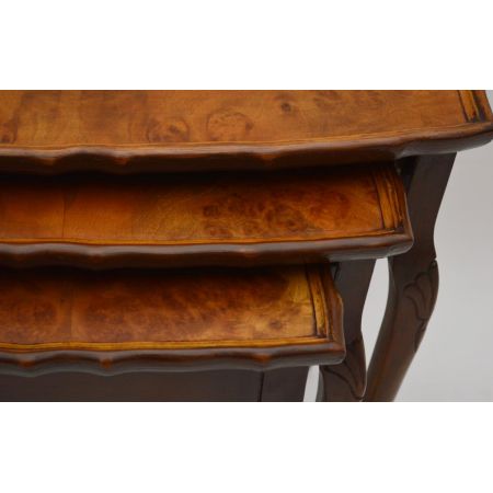 Antiker Nussbaum Nest 3er Tisch Set