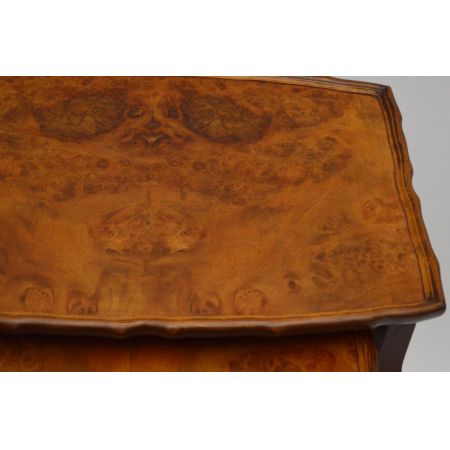 Antiker Nussbaum Nest 3er Tisch Set