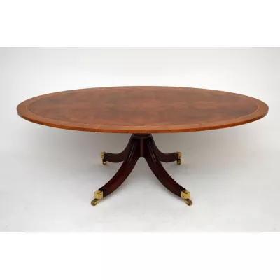 Langer antiker Regency-Stil Oval Couchtisch