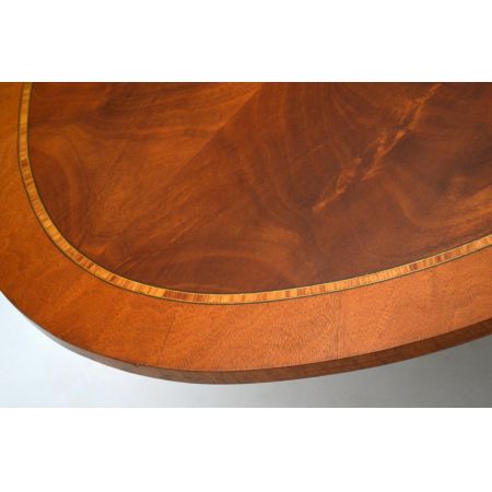 Langer antiker Regency-Stil Oval Couchtisch