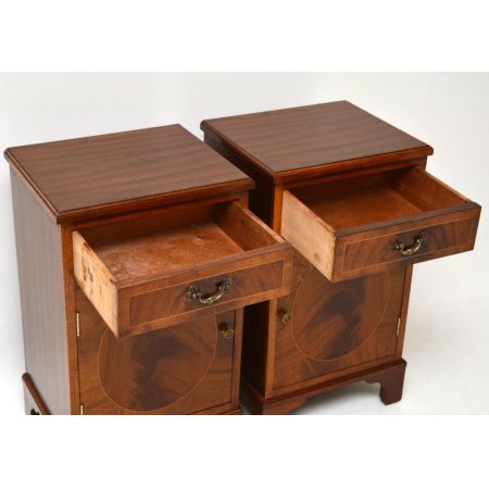 Paar antiker Nachttische Nachtschränke