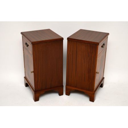 Paar antiker Nachttische Nachtschränke