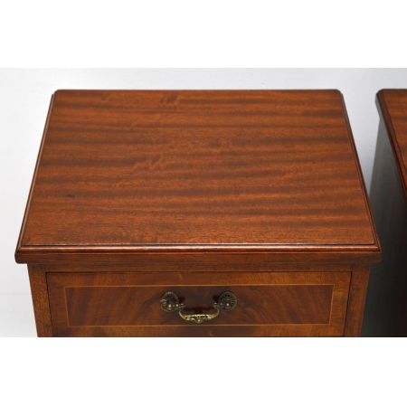 Paar antiker Nachttische Nachtschränke