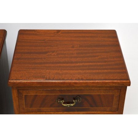 Paar antiker Nachttische Nachtschränke