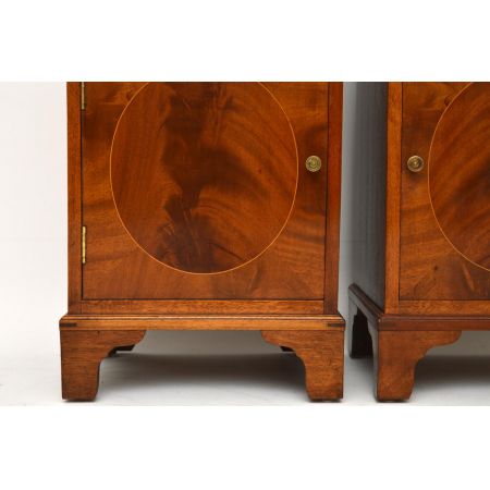 Paar antiker Nachttische Nachtschränke