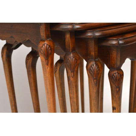 Antikes Nest of Tables aus Walnuss