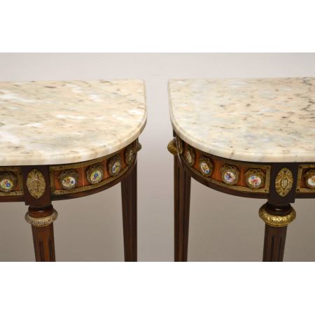 Ein Paar antik-französischer Marmor Tische