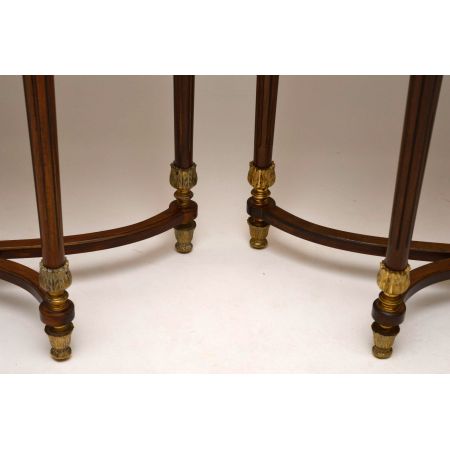 Ein Paar antik-französischer Marmor Tische