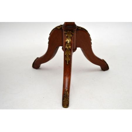 Ein Paar antike französische Weintische