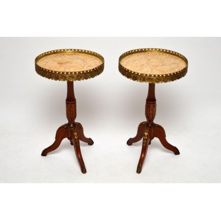 Ein Paar antike französische Weintische