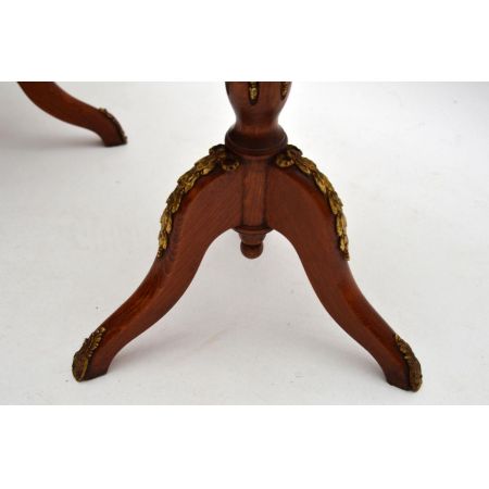 Ein Paar antike französische Weintische