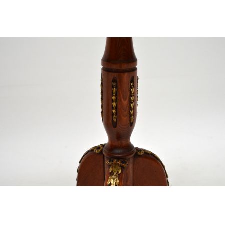 Ein Paar antike französische Weintische