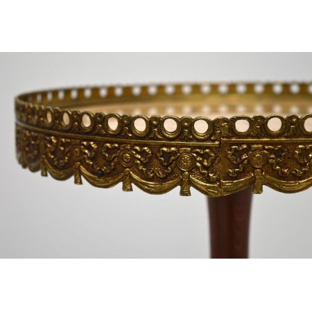 Ein Paar antike französische Weintische