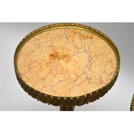 Ein Paar antike französische Weintische