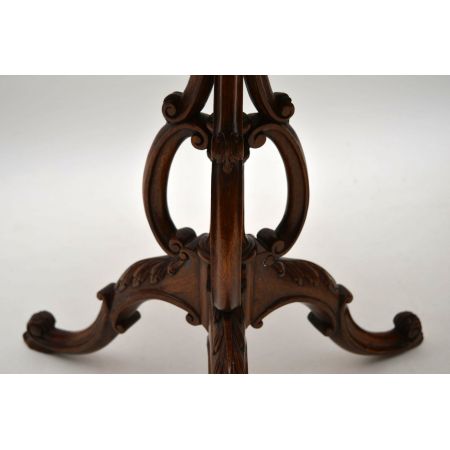 Ein Paar antike geschnitzte Mahagoni-Beistelltische