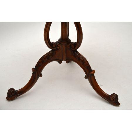 Ein Paar antike geschnitzte Mahagoni-Beistelltische