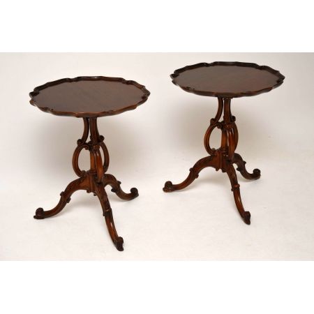 Ein Paar antike geschnitzte Mahagoni-Beistelltische