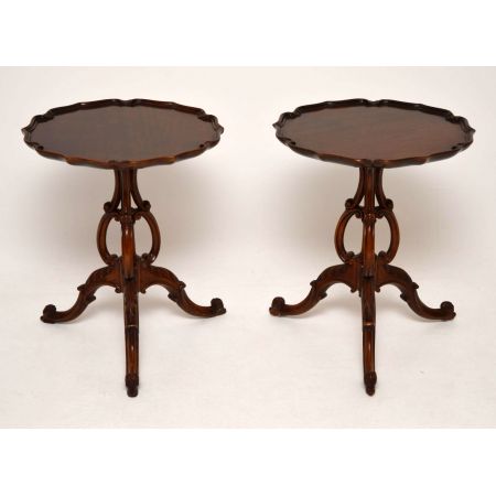 Ein Paar antike geschnitzte Mahagoni-Beistelltische