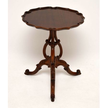 Ein Paar antike geschnitzte Mahagoni-Beistelltische