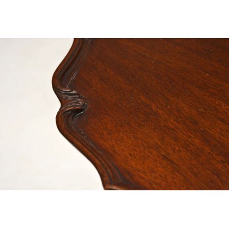 Ein Paar antike geschnitzte Mahagoni-Beistelltische