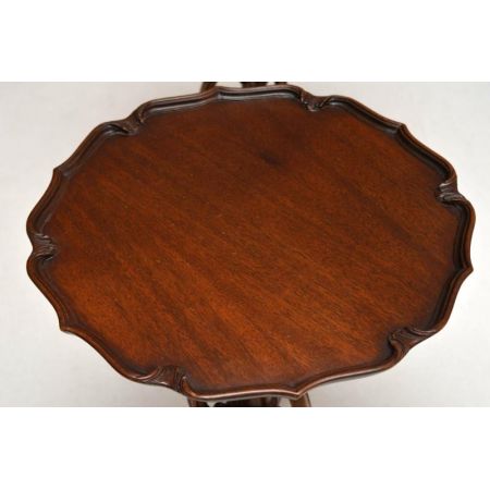 Ein Paar antike geschnitzte Mahagoni-Beistelltische