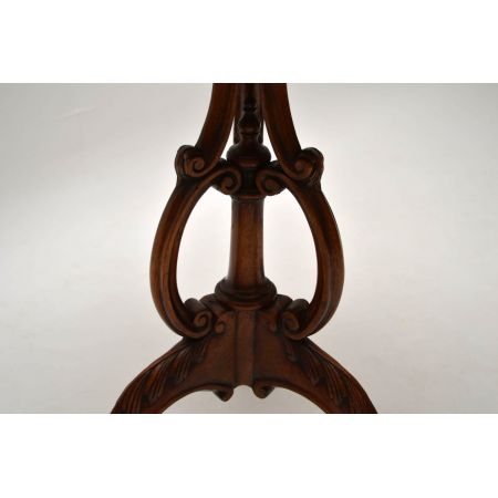 Ein Paar antike geschnitzte Mahagoni-Beistelltische