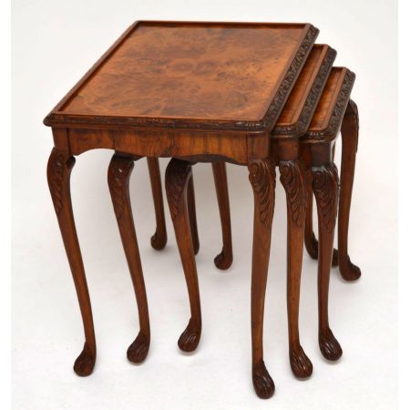 Schöne antike „Queen Anne“ Nussbaum Nest mit 3 Tischen