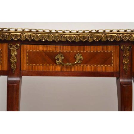 Kleiner antik-französischer Mahagoni Beistelltisch