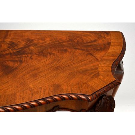 Antiker geschnitzter Nussbaum Pult-Beistelltisch