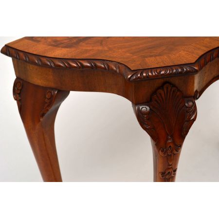 Antiker geschnitzter Nussbaum Pult-Beistelltisch