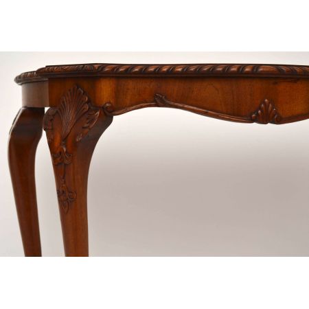 Antiker geschnitzter Nussbaum Pult-Beistelltisch