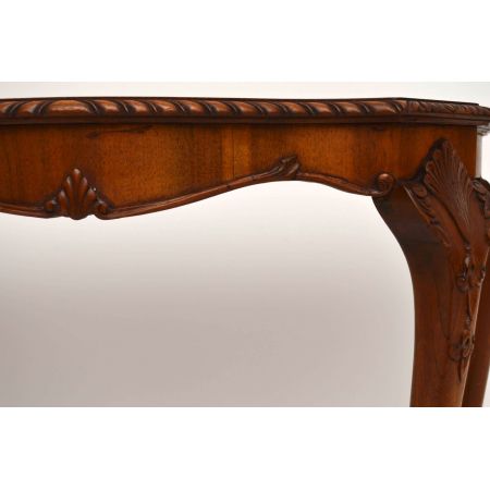 Antiker geschnitzter Nussbaum Pult-Beistelltisch