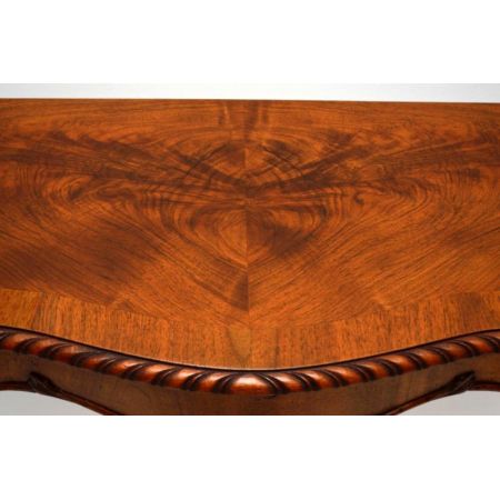 Antiker geschnitzter Nussbaum Pult-Beistelltisch