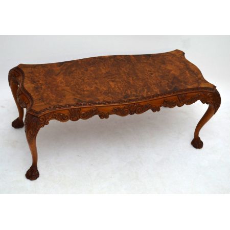 Antiker geschnitzter Nussbaum Couchtisch