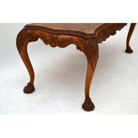 Antiker geschnitzter Nussbaum Couchtisch