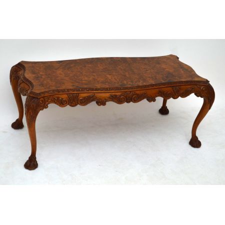 Antiker geschnitzter Nussbaum Couchtisch