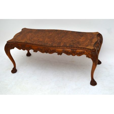 Antiker geschnitzter Nussbaum Couchtisch