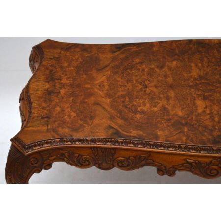 Antiker geschnitzter Nussbaum Couchtisch